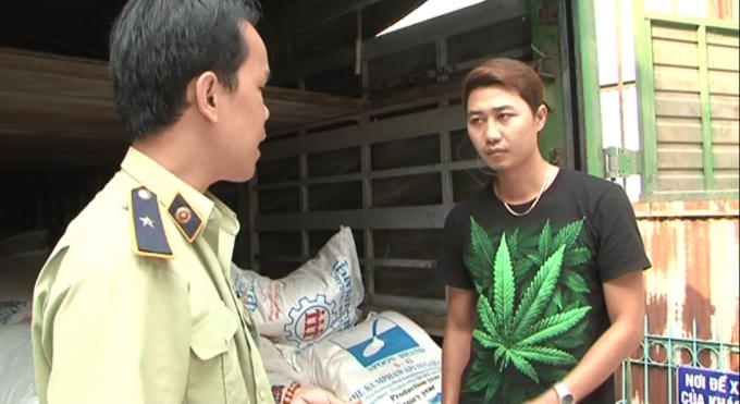 Lực lượng chức năng làm việc cùng tài xế xe tải.