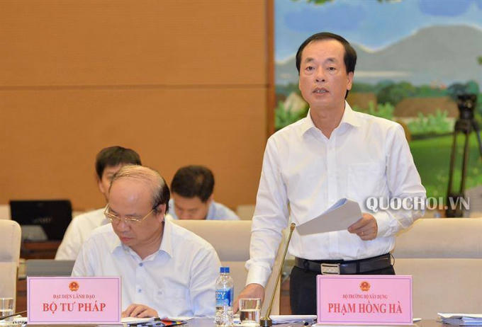 Bộ trưởng Bộ Xây dựng Phạm Hồng Hà giải trình tại phiên họp (Ảnh: Cổng thông tin Quốc hội).