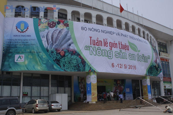 Bộ Nông nghiệp và Phát triển Nông thôn tổ chức Tuần lễ giới thiệu “Nông sản an toàn” và công bố Chương trình “Địa chỉ Xanh - Nông sản Sạch” tại Trung tâm Xúc tiến thương mại Nông nghiệp (số 489 Hoàng Quốc Việt, Cầu Giấy, Hà Nội).