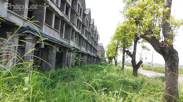 Những căn nh&agrave; liền kề nằm hoang phế