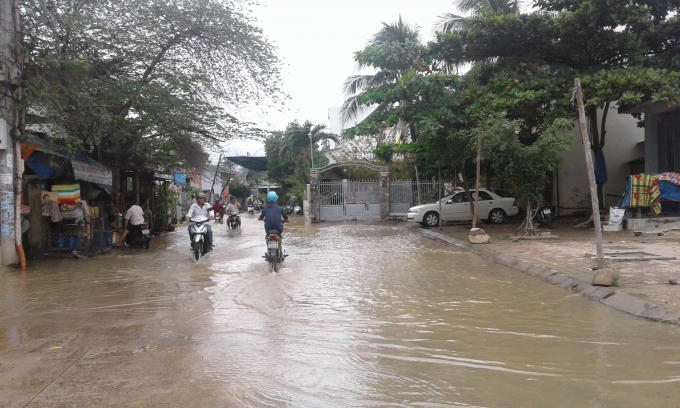 Các phương tiện phải di chuyển từ từ để qua biển nước.