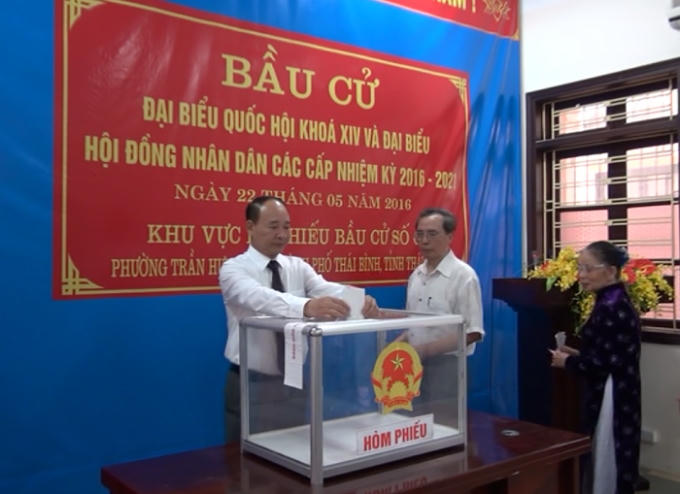 Đồng chí Phạm Văn Sinh, Bí thư Tỉnh ủy Thái Bình thực hiện quyền bỏ phiếu.
