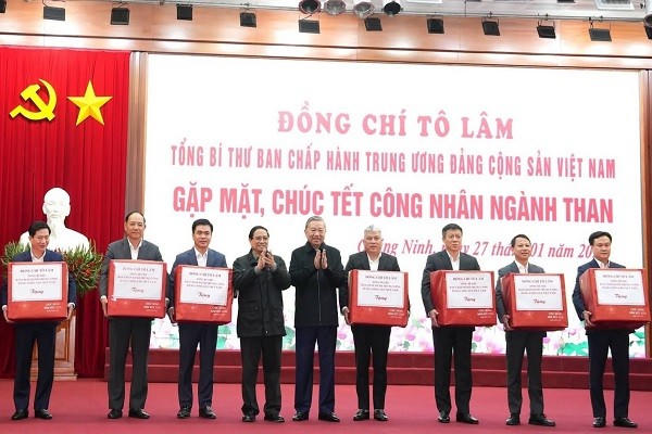Tổng Bí thư Tô Lâm và Thủ tướng Phạm Minh Chính tặng quà cho công nhân ngành Than tại Quảng Ninh.