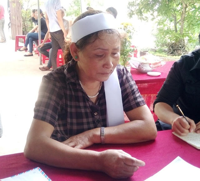 Bà Đặng Thị Mùi (cô ruột Hương) đau đớn kể về đứa cháu. Ảnh: M.K