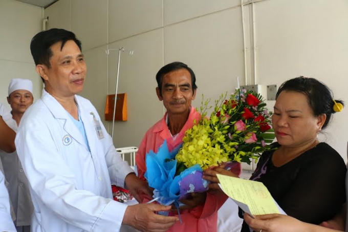 Lãnh đạo Bệnh viện Chợ Rẫy đã thay mặt bệnh viện chúc mừng ông Nén và gia đình.