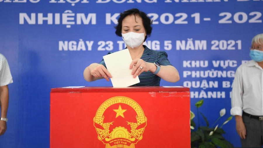 Bộ trưởng Nội vụ Phạm Thị Thanh Trà bỏ phiếu tại điểm bầu cử phường Xuân Tảo, quận Bắc Từ Liêm, Hà Nội