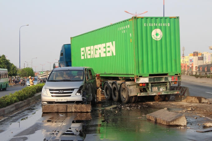 Cận cảnh hiện trường vụ tai nạn liên hoàn trên cầu vượt ngã tư Thủ Đức