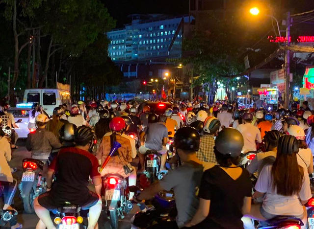 Người d&acirc;n cả nước s&ocirc;i động mừng chiến thắng của đội tuyển Việt Nam