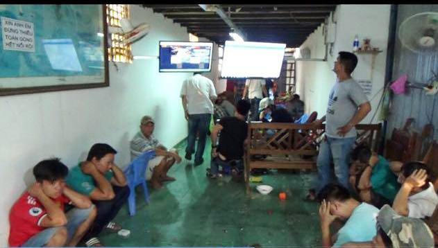 Hàng chục con bạc bị cơ quan công an bắt giữ.