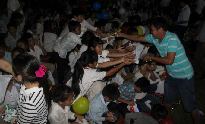 Niềm vui của trẻ em vùng cao trong đêm hội sớm.