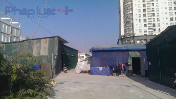 Nhà tạm được dựng kín gần hết diện tích đất tại khu vực này.