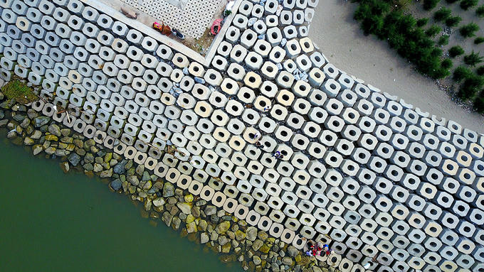 Để xây dựng được cụm công trình này, các nhà thầu phải lắp đặt 54.600 khối bê tông loại 1,5-12,5 tấn cùng hơn 45.300 khối bê tông đúc sẵn.