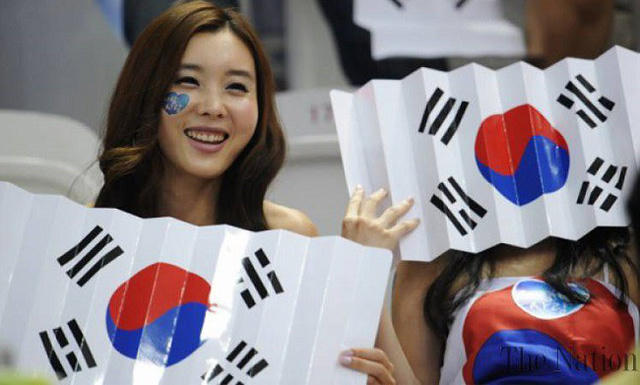 Cổ động vi&ecirc;n H&agrave;n Quốc rực rỡ khoe sắc tại World Cup 2018