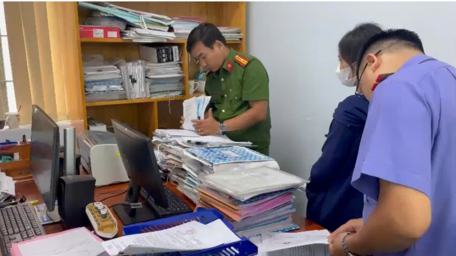 Cơ quan CSĐT Công an tỉnh thi hành Lệnh bắt bị can để tạm giam và khám xét chỗ ở, nơi làm việc đối với Trần Nguyễn Minh Nguyệt. Ảnh: BCA