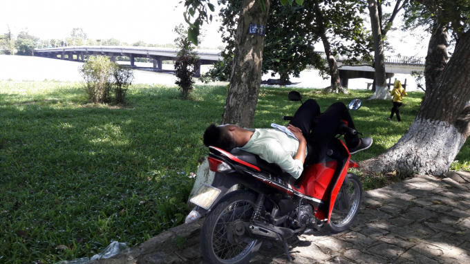Nhiều người đổ ra công viên dọc 2 bờ sông Hương hóng gió thay vì ngồi ở nhà "chịu trận".