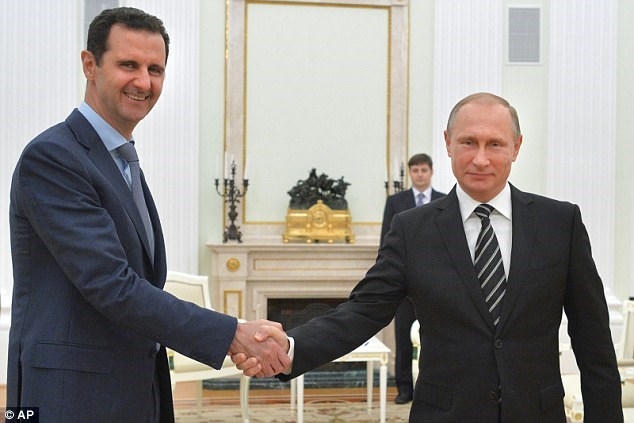 Ông Putin và ông Assad bắt tay trong cuộc chiến chống phe nổi dậy ở Aleppo.