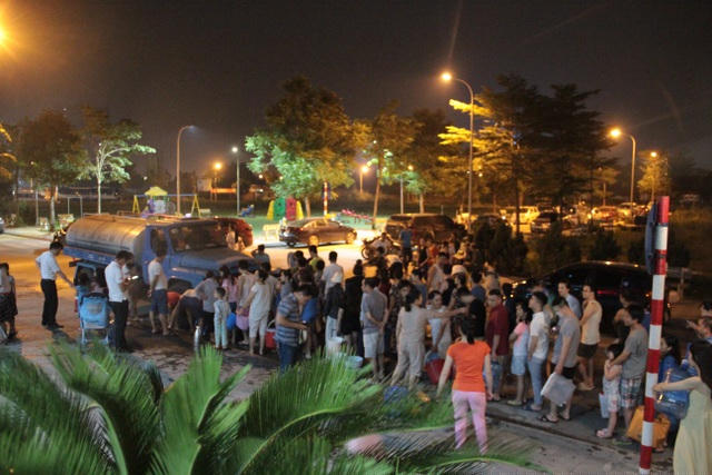 Theo đại diện BQL chung cư Gemek 1, nước sạch cung cấp cho cư dân tòa nhà được lấy từ nguồn nước của công ty Nước sạch Hà Nội. Đây là nguồn nước miễn phí, được TP. Hà Nội cung cấp cho các hộ dân tại các khu vực bị ảnh hưởng do nước sông Đà nhiễm dầu, nhớt thải bẩn.