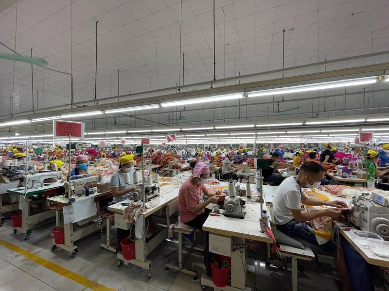 Công nhân phải được xét nghiệm 2 lần âm tính trước khi vào làm việc tại nhà máy. Ảnh - Đức Duy.