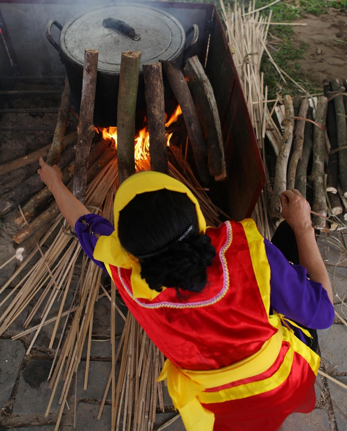 Rộn ràng hội thi gói, nấu bánh chưng bánh giầy