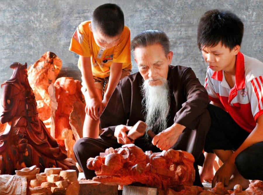 Mỗi sản phẩm nơi đây không chỉ là vật chất vô tri, mà là sự kết tinh của tâm hồn Việt. Ảnh Hồng Sinh
