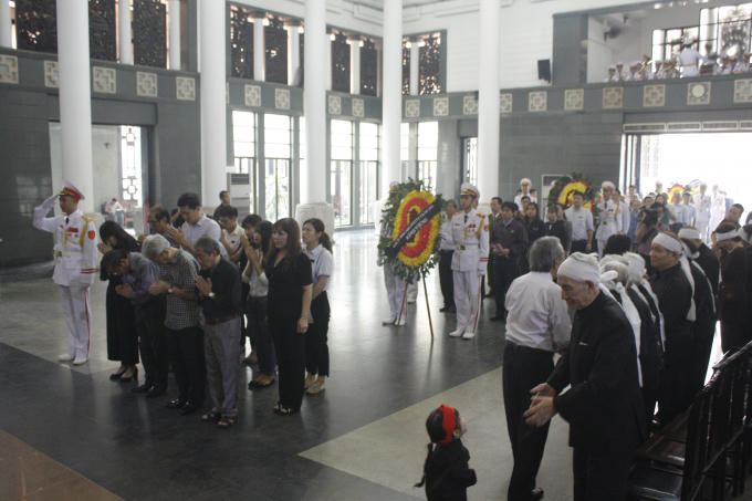 Đoàn người đến kính viếng mỗi lúc một đông thể hiện sự tiếc thương, mất mát lớn đối với gia đình cụ.