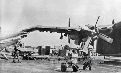 Máy bay vận tải C.119 của Mỹ ở Sân bay Tân Sơn Nhất bị đạn súng lớn của quân Giải phóng phá hủy (2/1968). Ảnh:Tư liệu TTXGP
