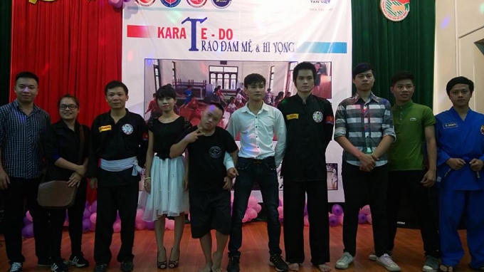 Gia Linh và Văn Thái tổ chức chương trình Trao đam mê và hi vọng, để mua võ phục cho các em.