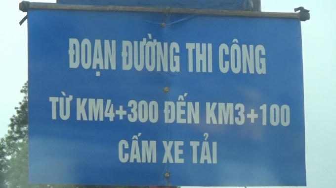 Mặc dù đã có biển cấm xe tải, nhưng nhiều xe vẫn ngang nhiên đi vào con đường này