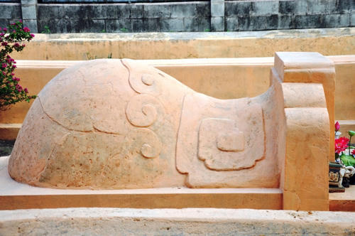 Trên mộ có ghi mộ ông họ Tạ, tên húy là Huy, tên hiệu là Thủ Đức, là Tiền hiền thôn Linh Chiểu Đông. Chết ngày 19 tháng 6. Hương chức thôn Linh Chiểu Đông lập bia mộ vào ngày tốt tháng 2 năm Canh Dần (1890). Mộ Tiền hiền Tạ Dương Minh do hương chức thôn Linh Chiểu Đông cải táng. Nấm mộ có hình “ngưu miên” – tức trâu nằm ngủ (có người cho là voi phục).