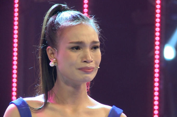 H'ăng Niê bật khóc khi kể về tuổi thơ cơ cực, vừa đi học, vừa phụ giúp gia đình việc nương rẫy và đi làm thuê.