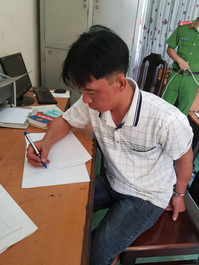 Đối tượng Trần Văn Hùng tại cơ quan điều tra (ảnh: Đào Tấn)