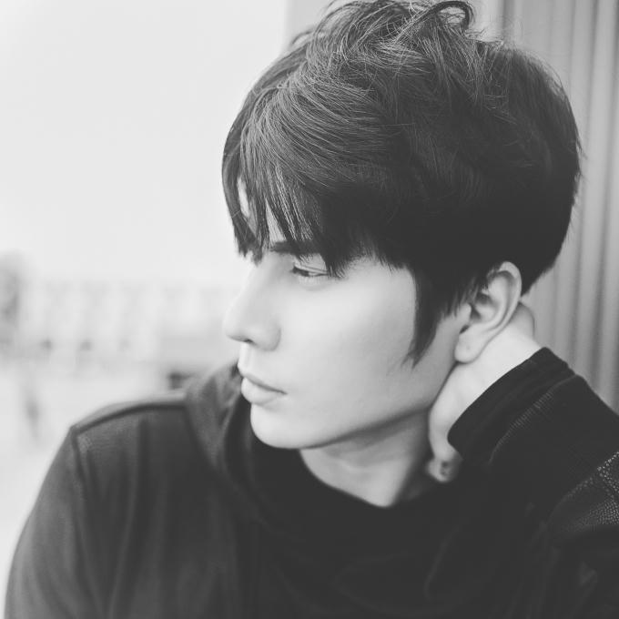 Nam thần Hồng K&ocirc;ng Trịnh Kh&ocirc;i Vĩ tiếp tục đốn tim fan với vẻ trầm tư