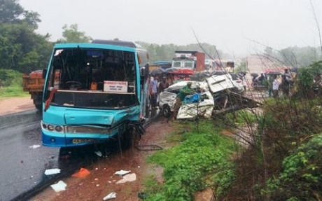 Hiện trường vụ tai nạn giao thông nghiêm trọng ở Ấn Độ. Ảnh Indian Express