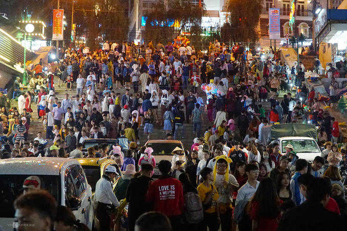 Cầu thang nối liền khu Hòa Bình xuống chợ cũng trở nên nhộn nhịp từ khoảng 21h. Du khách chủ yếu đi dạo, ăn uống, ít mua sắm.