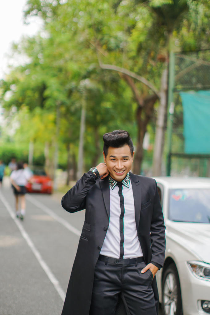 Nguy&ecirc;n Khang mặc trang phục 4.000 USD khi dẫn chung kết The Voice