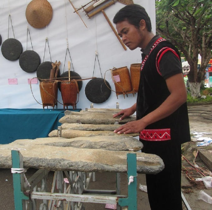 Thanh niên Raglai tìm hiểu về đàn đá Khánh Sơn.