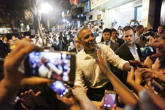 Tổng thống vui mừng bắt tay người dân. (Ảnh:Reuters)
