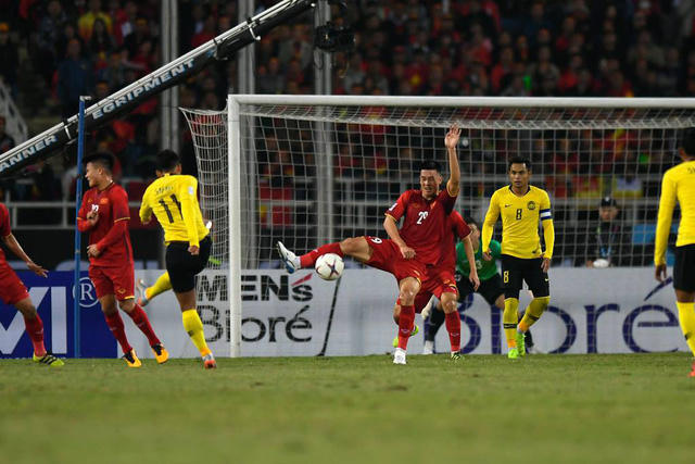 Malaysia bất lực trong việc tìm đường vào khung thành đội tuyển Việt Nam.