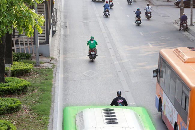 Ngoài ra, nhiều tài xế GrabBike còn có thói quen đi vào làn xe buýt nhanh BRT.
