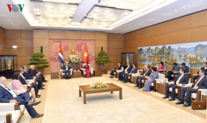 Chủ tịch Cuba bày tỏ mong muốn hai Quốc hội hợp tác chặt chẽ, trao đổi kinh nghiệm lập pháp và phối hợp chặt chẽ trên các diễn đàn nghị viện quốc tế.