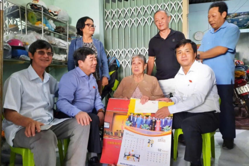 Ông Dương Minh Tuấn (áo trắng), Phó Vụ trưởng Vụ Địa phương 3, Ban Tuyên giáo và Dân vận Trung ương được Trung ương giới thiệu ứng cử đại biểu Quốc hội khóa XVI tại TP HCM.