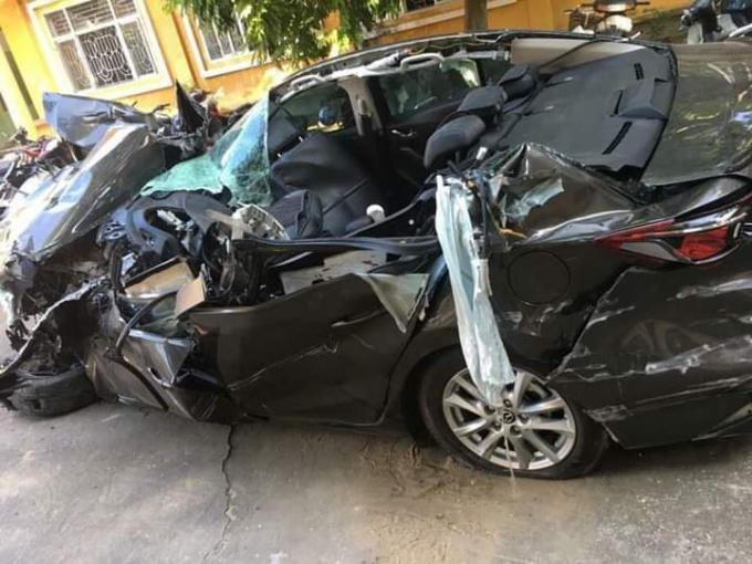 Chiếc xe con bị nát bét sau vụ tai nạn.
