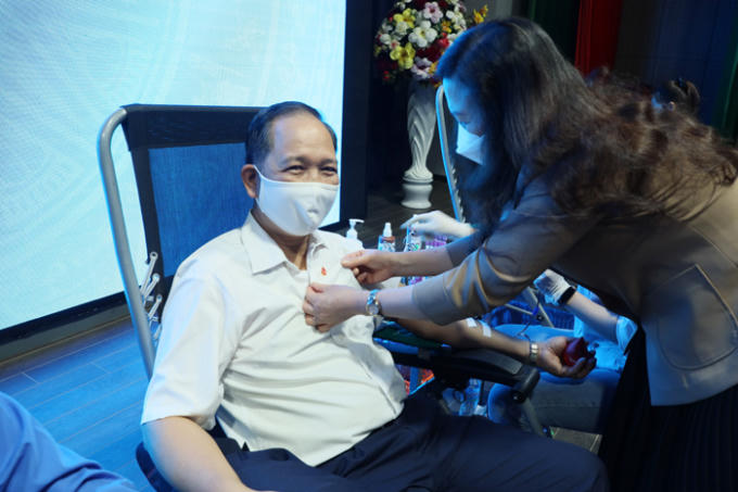 Bà Vũ Thị Hồng Phương - Phó Giám đốc Trung tâm máu Quốc gia gắn Huy hiệu hiến máu nhân đạo cho các đoàn viên của UBDT tham gia hiến máu…