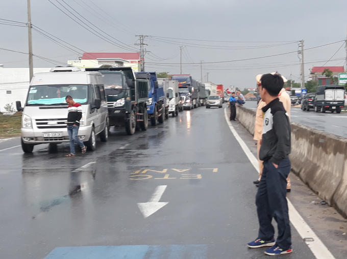 Xe nối đuôi nhau dài khoảng hơn 1 cây số.