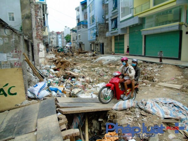 Diện tích của lòng mương rất rộng trong khi mặt đường cho người dân đi lại thì quá nhỏ hẹp, gập ghềnh sỏi đá.