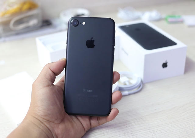 Mặt sau của iPhone 7 màu đen nhám đẹp và không bám vân tay. So với phiên bản thử nghiệm, iPhone 7 thương mại được xử lý đẹp hơn hẳn và cầm rất chắc chắn.