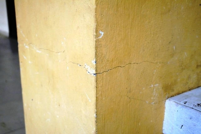 Vết nứt lại có ở cột nhà.