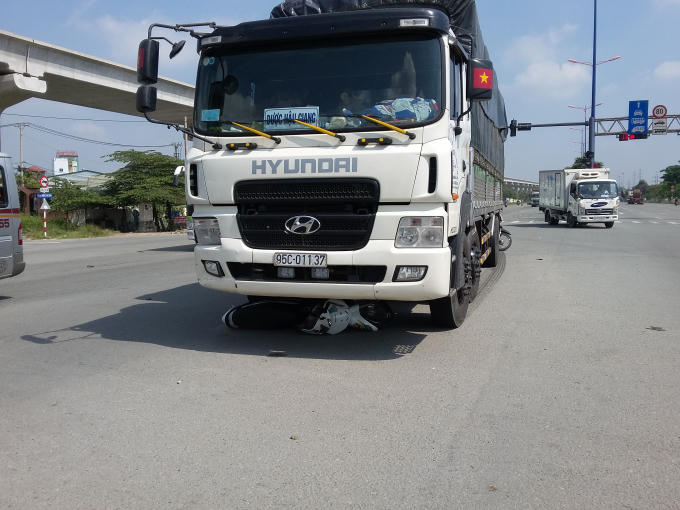 Hai nam thanh niên vượt đèn đỏ bị xe tải tông trúng.
