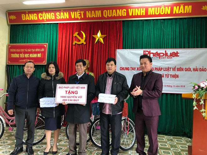 Đại diện báo PLVN tặng các trường tiểu học trên địa bàn 1000 quyển vở và 200 cái bút.