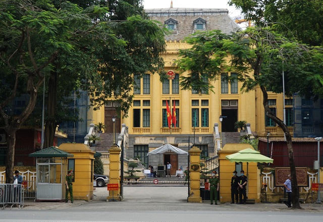 Bên ngoài phiên Giám đốc thẩm vụ Hồ Duy Hải ở trụ sở TAND tối cao tại Hà Nội, sáng nay 6/5.